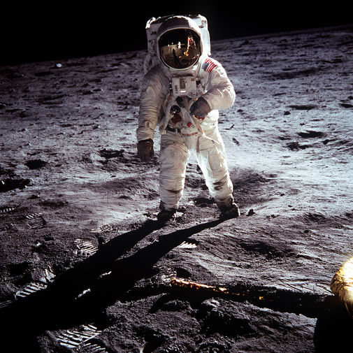 США пообещали отправить астронавтов на Луну и оставить их там