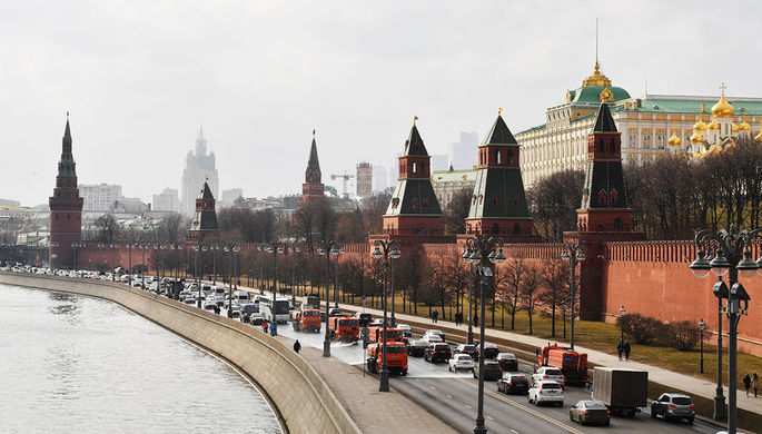 В Кремле сочли «оскорбительной» надпись о Путине на мосту