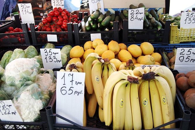 Почему летом нужно есть больше персиков и бананов, рассказали эксперты