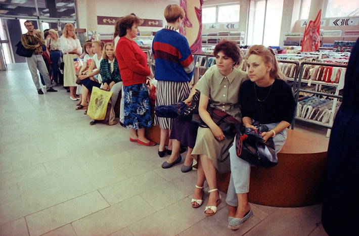 Племянница очередь. Очередь в магазин СССР. Очередь в Советский магазин. Очереди в магазинах в 90-х. Советский магазин одежды.