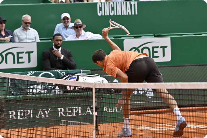 Медведев заплатит €6 тыс. из-за разбитой ракетки. За какие еще выходки штрафовали скандального теннисиста