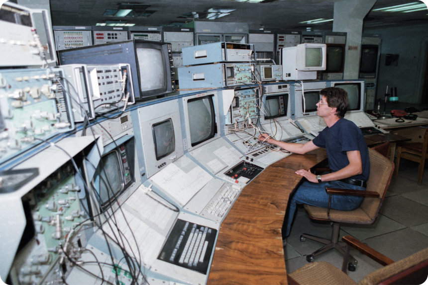 Работник пульта управления кольцевого инжектора серпуховского протонного синхротрона при подготовке ускорительно-накопительного комплекса протонов для Института физики высоких энергий