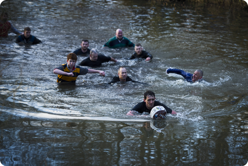 В течение двух дней, во время Масленицы и Пепельной среды, сотни участников сражаются в игре «без правил», начиная с XVII века