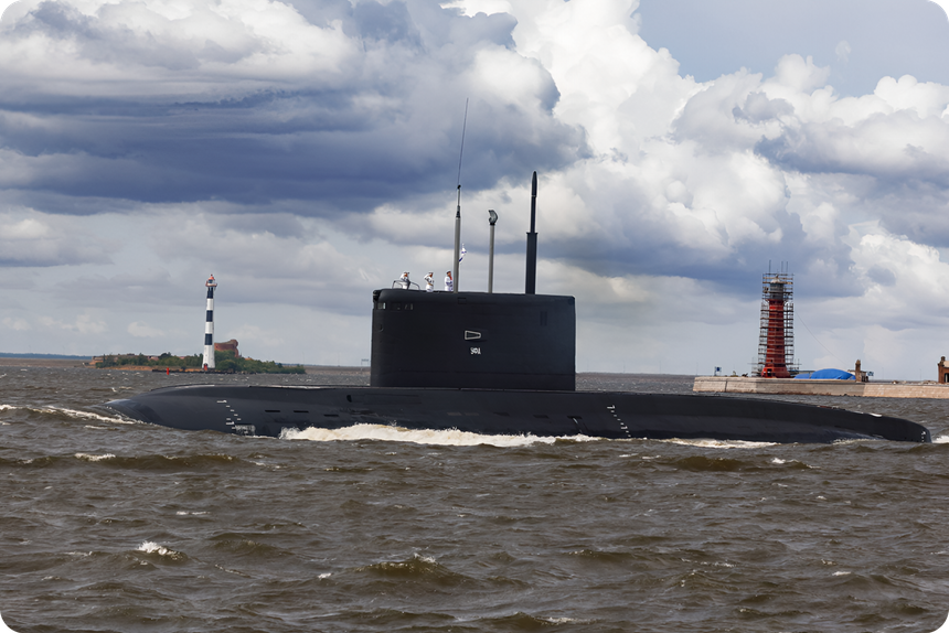 Российская подводная лодка «Уфа» ВМФ России во время парада в честь Дня ВМФ России в 2023 году