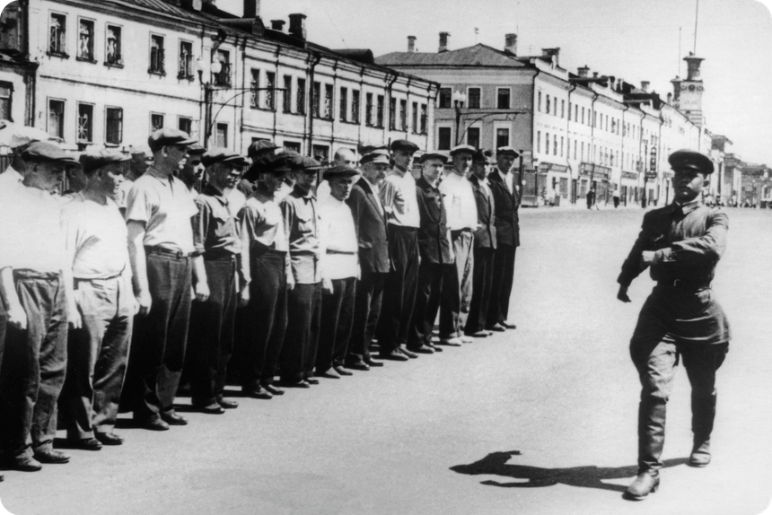 Лейтенант Красной армии И. Ф. Третьяк, занимающийся обучением ополченцев при подготовке к обороне Москвы во время Великой Отечественной войны.