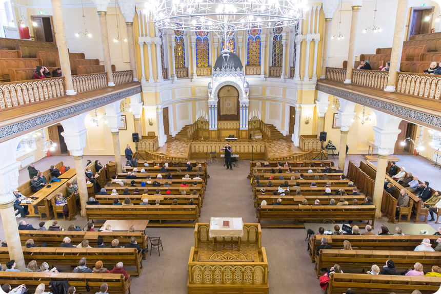 Верующие в Большой хоровой синагоге Санкт-Петербурга
